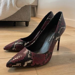 Alice&Olivia Snake Print Heels, Size 9
